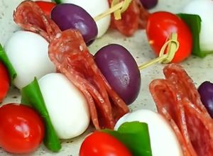 Foto de Espetinhos Caprese com Salame