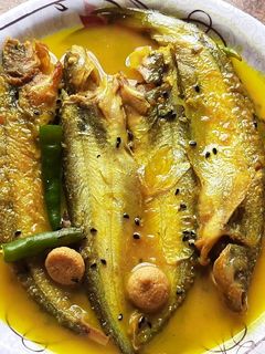 কাঁচা লঙ্কা দিয়ে পাবদা ঝোল(kancha lonka diye pabda recipe in Bengali) রেসিপির প্রধান ছবি