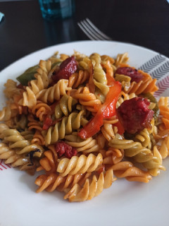 Una foto de Pasta con verduras y Chorizo