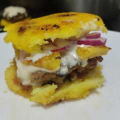 Arepa🫓burger🍔de pollo🥯🍗🍍🧀🧄-レシピのメイン写真