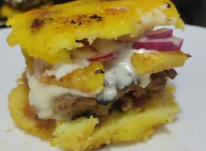 Una foto de Arepa🫓burger🍔de pollo🥯🍗🍍🧀🧄