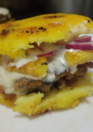 Una foto de Arepa🫓burger🍔de pollo🥯🍗🍍🧀🧄