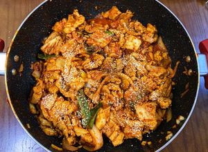 Hình của món Thịt lợn xào kim chi chua ngọt.