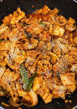 Hình của món Thịt lợn xào kim chi chua ngọt.