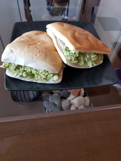 Una foto de Pasta de huevo y palta