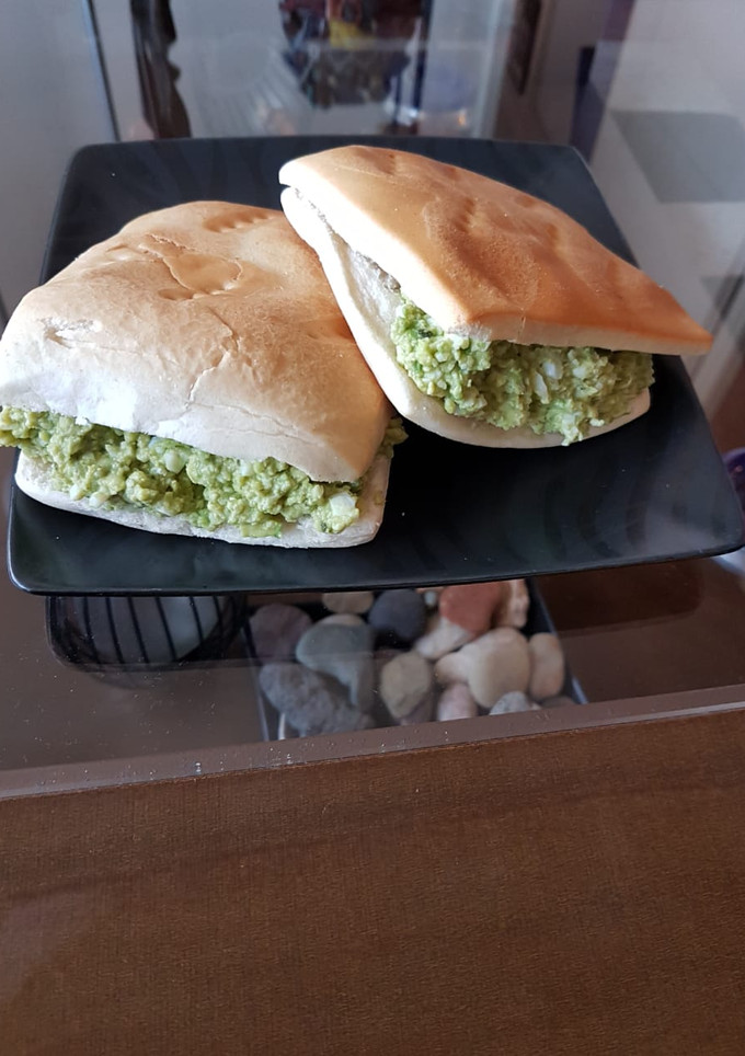 Una foto de Pasta de huevo y palta