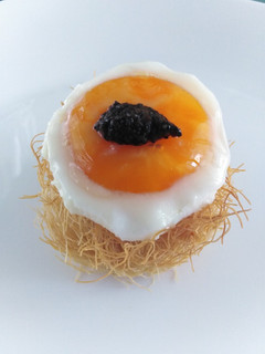 Foto di Nido di kataifi con uovo e tartufo