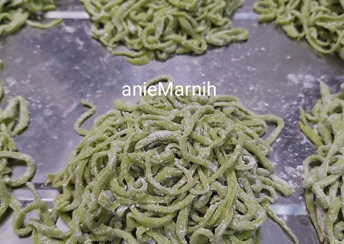 Cara Membuat Mie Pandan (w/o noddle maker) yang Bikin Ngiler