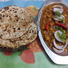 A picture of Chole-kulche.