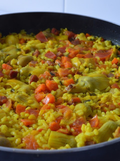 Una foto de Arroz con alcachofas y jamón