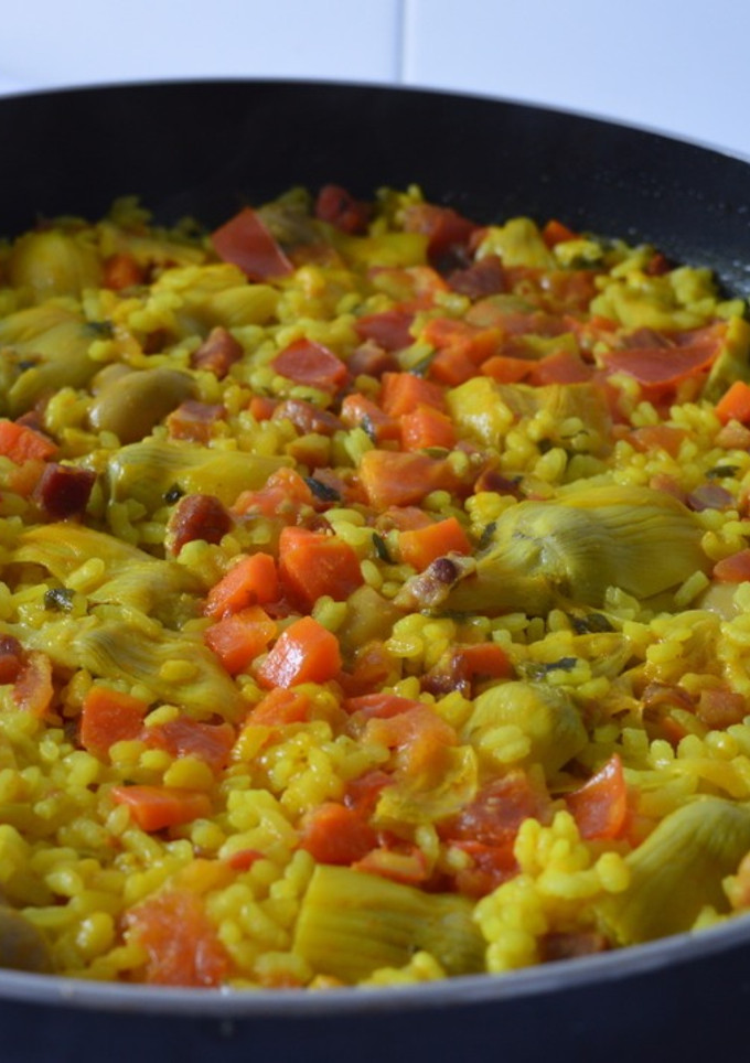 Una foto de Arroz con alcachofas y jamón