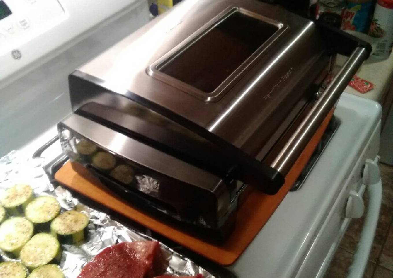 Electric smokeless grill