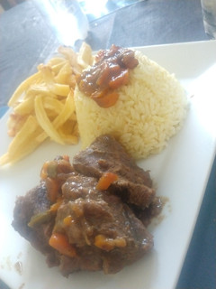 Una foto de Abastero al jugo con arroz y papitas fritas