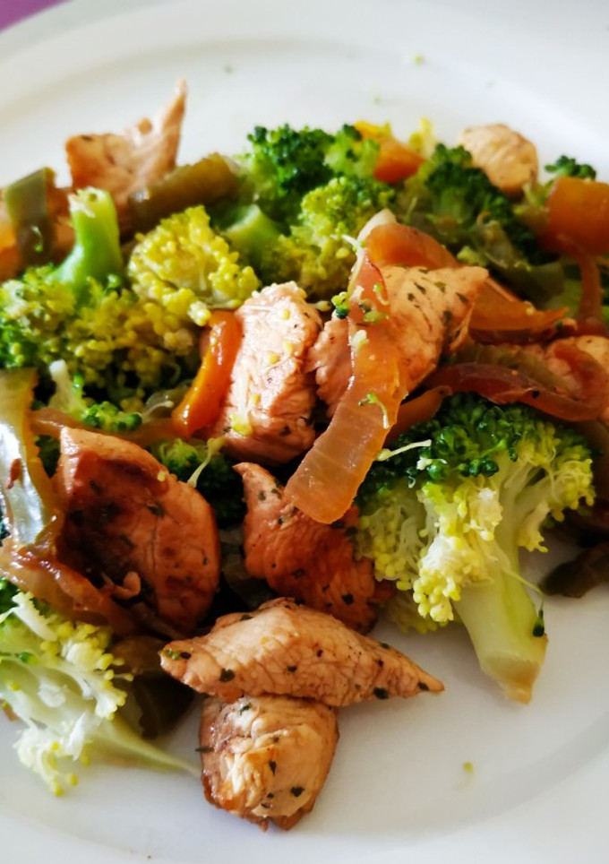 Una foto de Pavo con pimiento y Brócoli