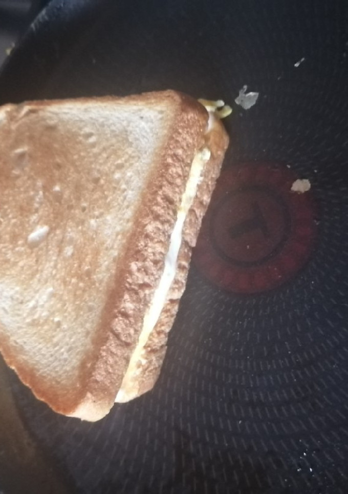 Una foto de Pan con huevo y queso para niños