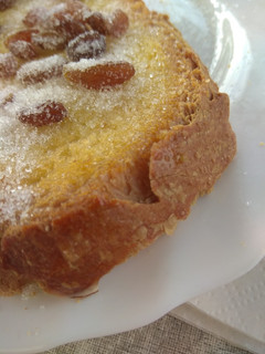Una foto de Pan tostado con margarina y pasas