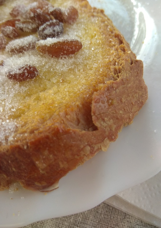 Una foto de Pan tostado con margarina y pasas