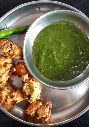 A picture of Chana dal fritters.