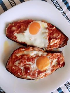 Una foto de Puré de berenjena, piquillo y Cabra gratinado con huevo