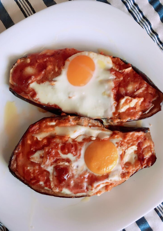 Una foto de Puré de berenjena, piquillo y Cabra gratinado con huevo