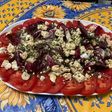 Salade de chicorée sauvage aux tomates et feta sauce balsamique