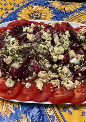 Une photo de Salade de chicorée sauvage aux tomates et feta sauce balsamique