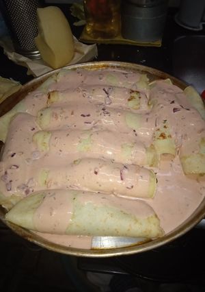 Una foto de Canelones de Acelga con salsa rosa y cebolla