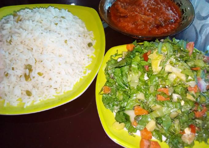 White rice and stew with salad