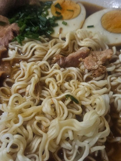 Una foto de Ramen de cerdo en olla rápida