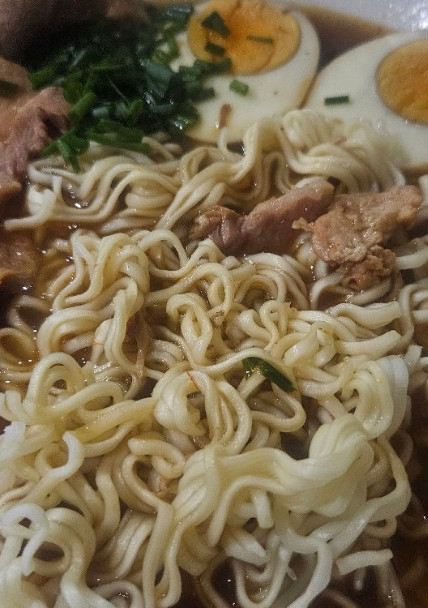 Una foto de Ramen de cerdo en olla rápida