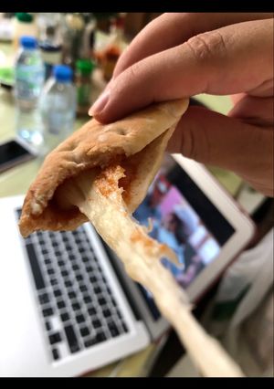 صورة لوصفة بيتزا الجبن باقل عن خمس دقايق