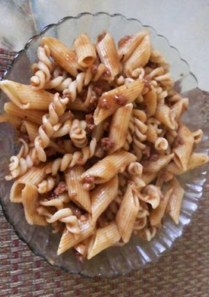 صورة لوصفة معكرونة باللحمة و صلصة البندورة