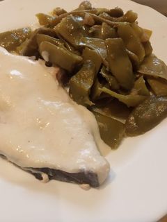 Una foto de Pez Espada con judías verdes planas al horno con salsa de almendras