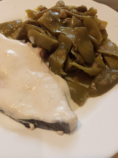 Una foto de Pez Espada con judías verdes planas al horno con salsa de almendras