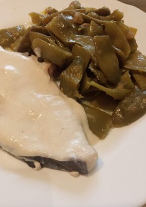 Una foto de Pez Espada con judías verdes planas al horno con salsa de almendras