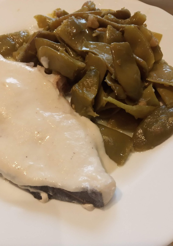 Una foto de Pez Espada con judías verdes planas al horno con salsa de almendras