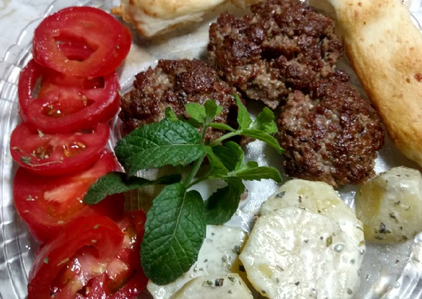 Hamburguesas con semillas y papas a la crema, tomate con jengibre