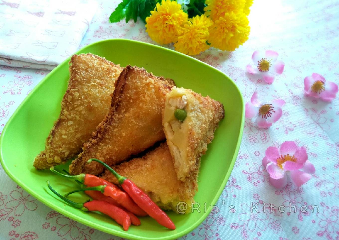Fried Bread Stuffed with Chicken and Vegetables