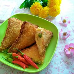A picture of Fried Bread Stuffed with Chicken and Vegetables.