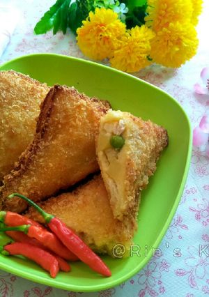 A picture of Fried Bread Stuffed with Chicken and Vegetables.