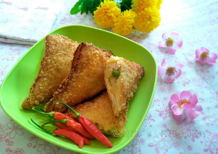 Steps to Make Perfect Fried Bread Stuffed with Chicken and Vegetables