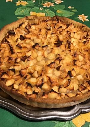 Une photo de Tarte pommes, caramel, orange et fruits secs (pâte brisée aux fruits secs)