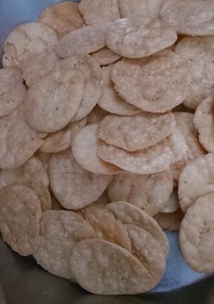 मठरी (Mathri recipe in hindi) रेसिपी मुख्य फोटो