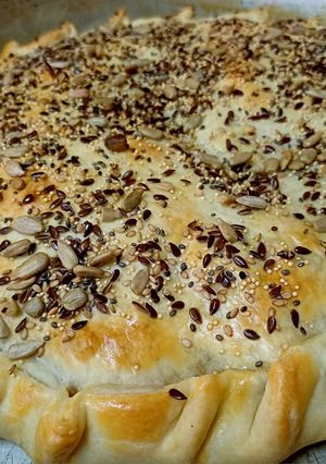 Una foto de Tarta de carne decorada con semillas