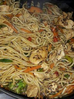 Una foto de Wok pollo, vegetales con fideos especial!