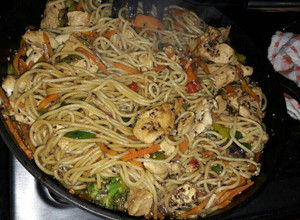 Una foto de Wok pollo, vegetales con fideos especial!