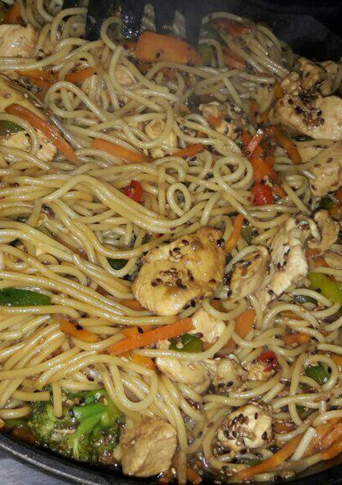 Una foto de Wok pollo, vegetales con fideos especial!