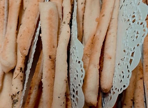 Una foto de Grisines de queso rallado y orégano