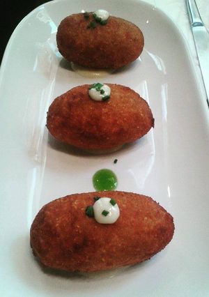 Una foto de Croquetas de arroz con jamón y queso