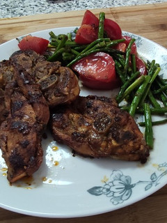 Una foto de Chuletas de pavo con guarnición de espárragos verdes y tomate